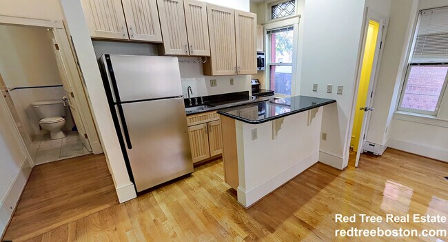 Building Photo - 195 Commonwealth Ave Unit 3