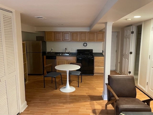 Mirando desde el área de dormir hacia la cocina. - 1126 8th St NE Unidad Basement apartment