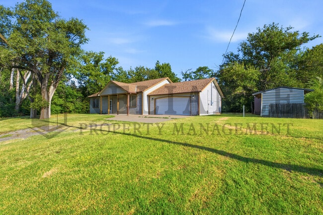 Photo - 2908 W 11th St N