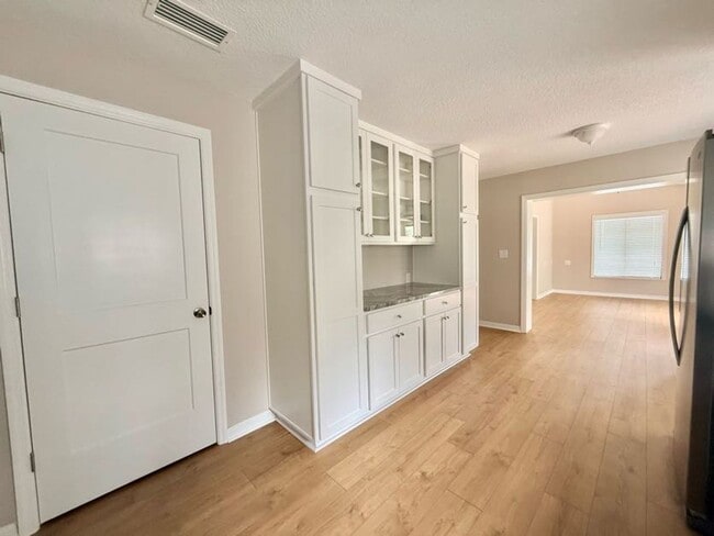 Photo - Large and Stunning 2700sqft Newly Renovated 3BR 3BTH!