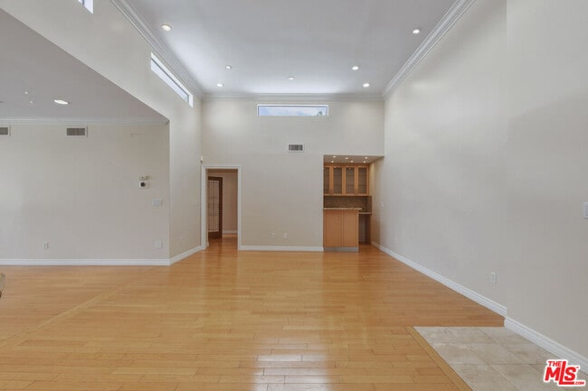 4443 Ventura Canyon Ave Unidad 304