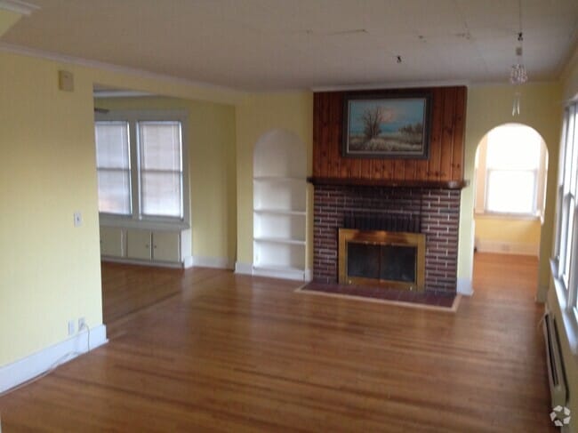Building Photo - 127 Elm St Unit 2nd Floor Rental