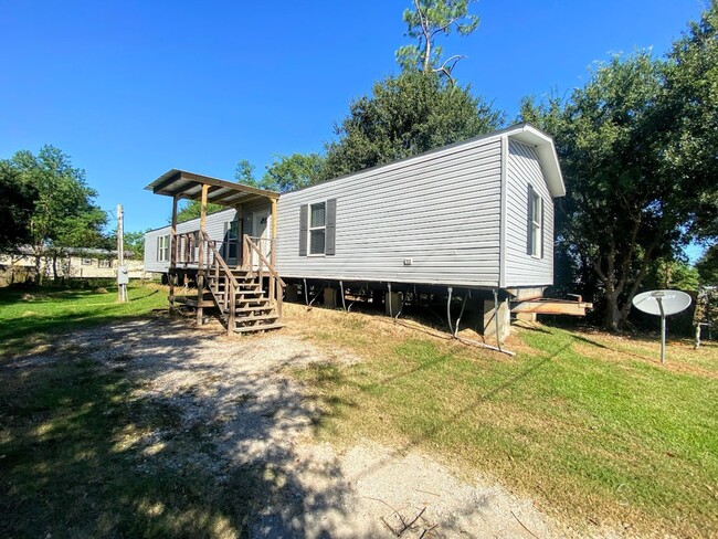 3-Bedroom Mobile Home in South Lake Charles - 3-Bedroom Mobile Home in South Lake Charles