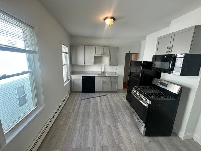 Building Photo - 61 Webster Ave Unit 3R