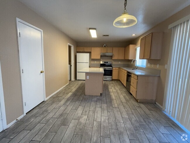 Building Photo - Beautiful 4 bedroom 2 story home