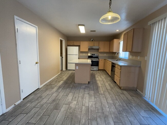 Building Photo - Beautiful 4 bedroom 2 story home