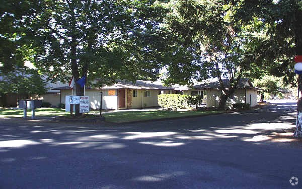 Evergreen Gardens - Evergreen Gardens Apartments