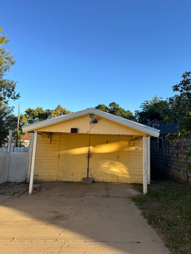 Photo - 614 W 8th Ave