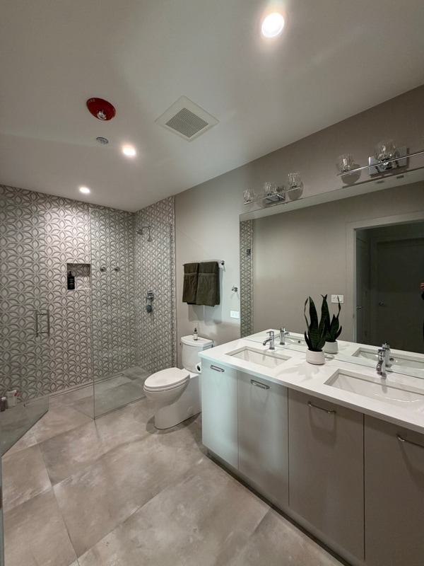 Photo - 1335 N Western Ave