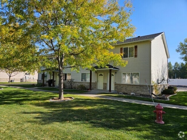 Building Photo - Townhouse For Rent In Rexburg