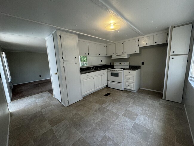 Photo - 211 Victoria Cir