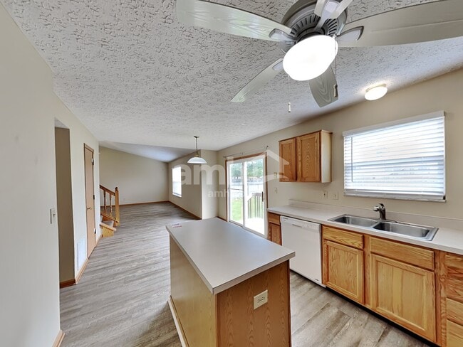 Photo - 6870 Laburnum Dr