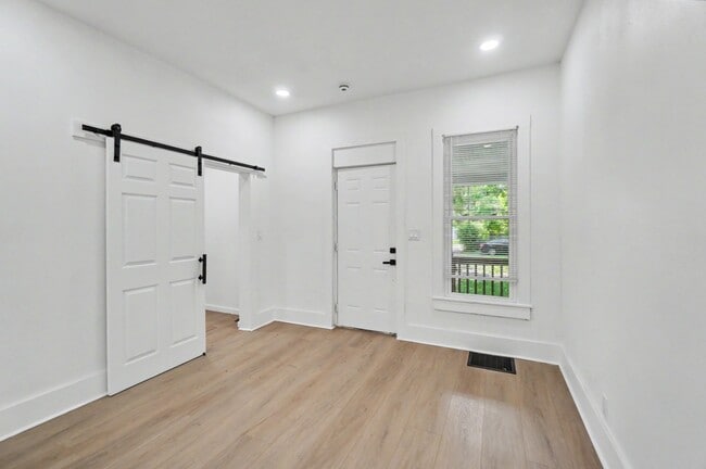 Photo - 977 W Wayne St