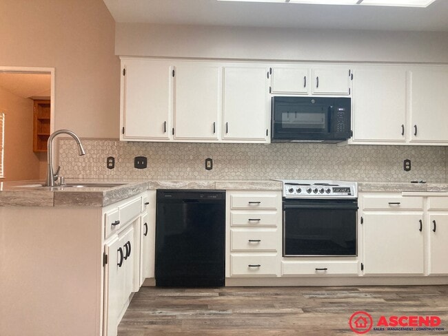 Photo - Spacious 3BD/2BA Home in Bakersfield's Desirable 93312