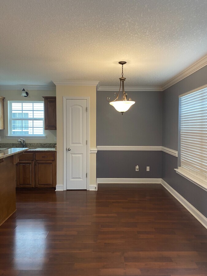 Photo - 639 Amhearst Row