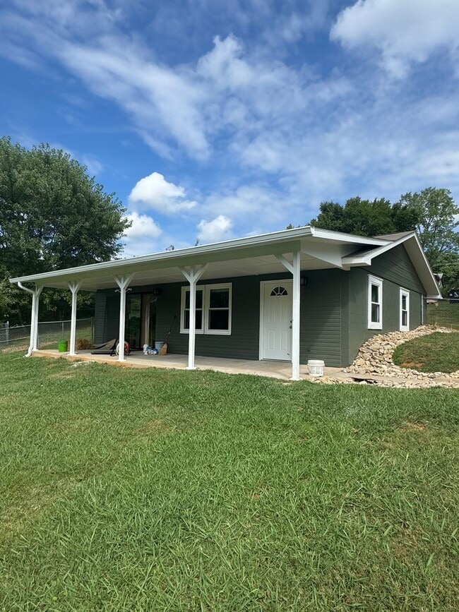 Building Photo - Maryville 37803 - 2 bedroom 1 bath - call ... Rental
