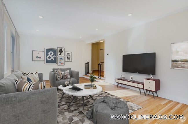 Building Photo - 1539 Beacon St Unit 3 Rental