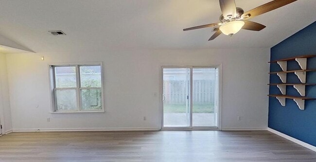 1113 Loman Ln
