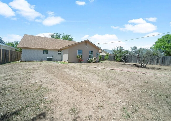 Photo - 2503 Lynn Dr