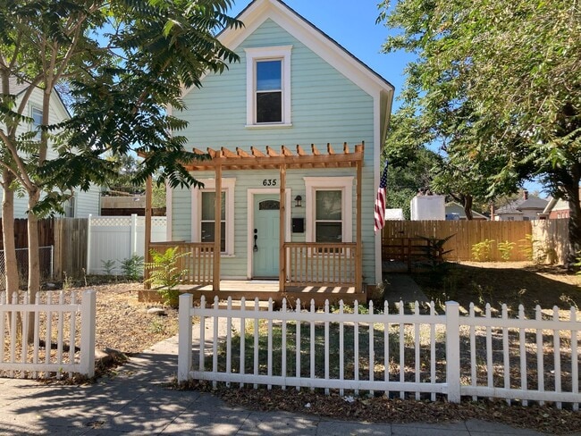 Building Photo - *READY FOR MOVE IN* Victorian Home In Reno