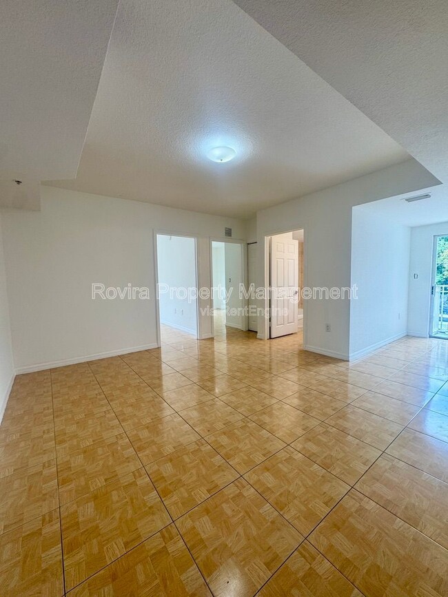 Building Photo - 498 SW 6th St Unit APT 203