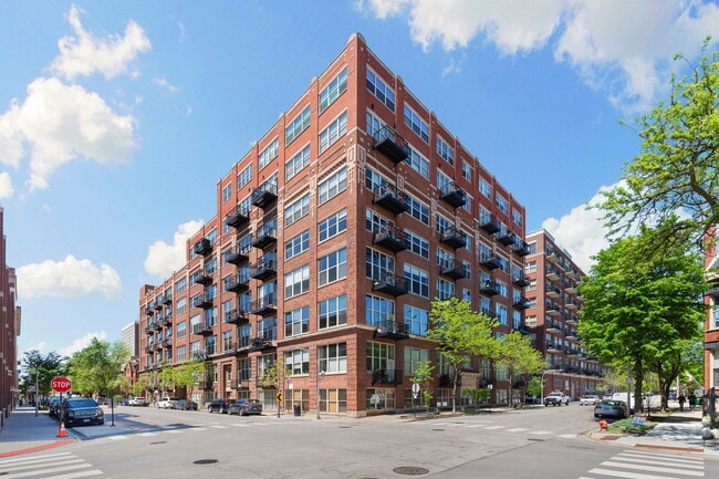 Building Photo - 1500 W Monroe St Unit 124