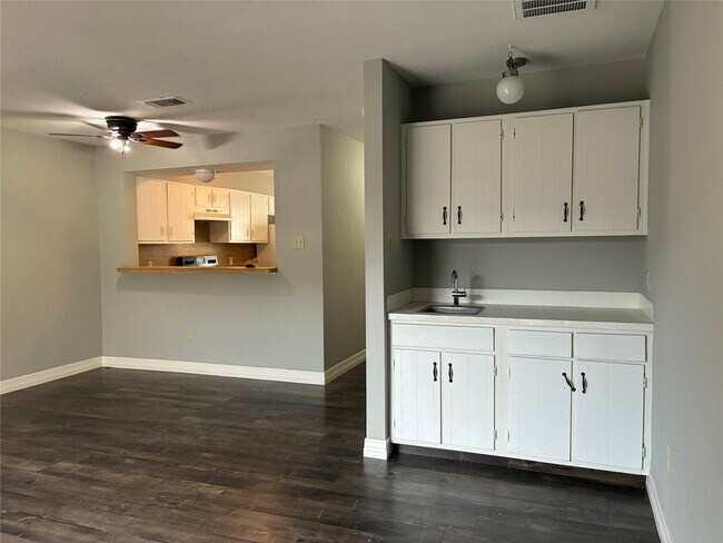 Building Photo - 9200 W Bellfort Ave Unit 6 Rental