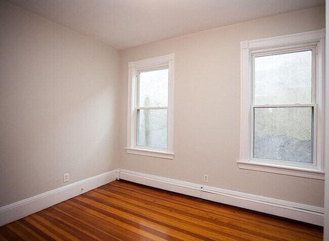 Photo - 3Br/1Bth in GREAT location! Laundry in the building, new appliances.