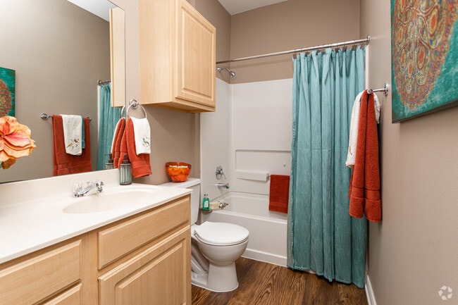 2BR, 2BA - 1,004SF