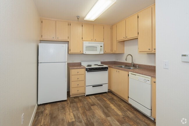 1BR, 1BA - 529SF - Kitchen - Carefree Senior (55+) Living at North Natomas