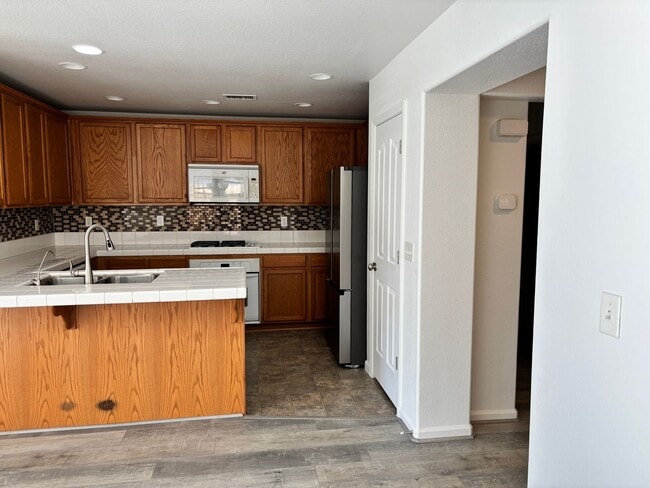 Photo - BEAUTIFUL, SPACIOUS,  4 BEDROOM, 2 BATHROO...