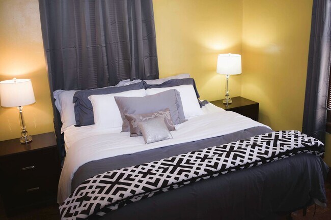 Photo - 520 S College Ave