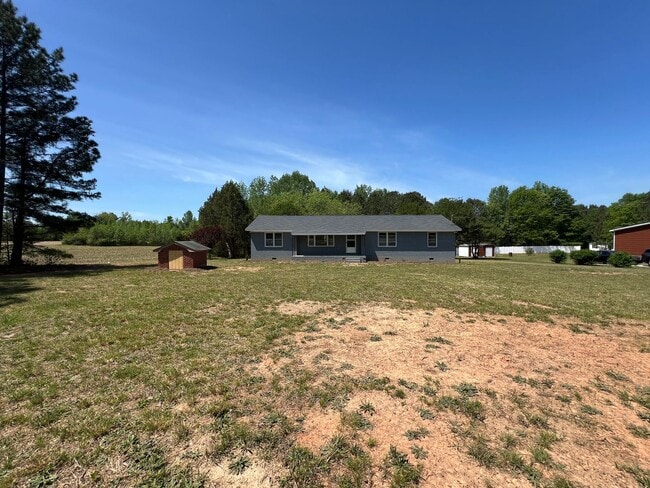 Photo - Spacious 4-Bed, 2-Bath Country Home - 1 Acre of Privacy