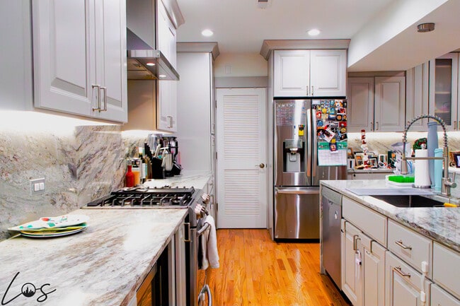 Building Photo - 1023 N Winchester Ave Unit 2