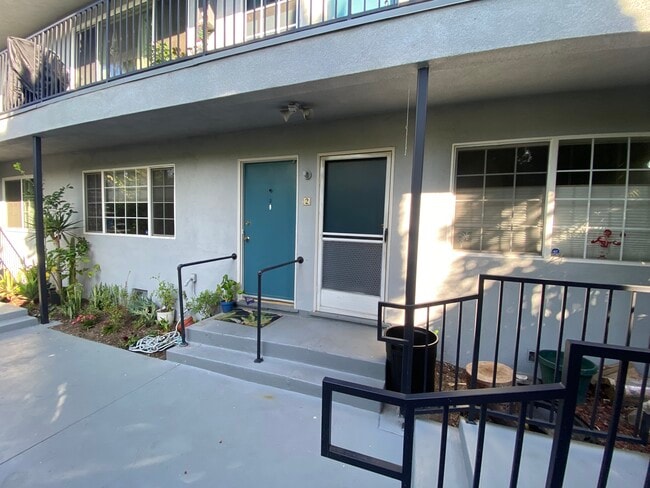 Building Photo - 1427 Centinela Ave Unit 2