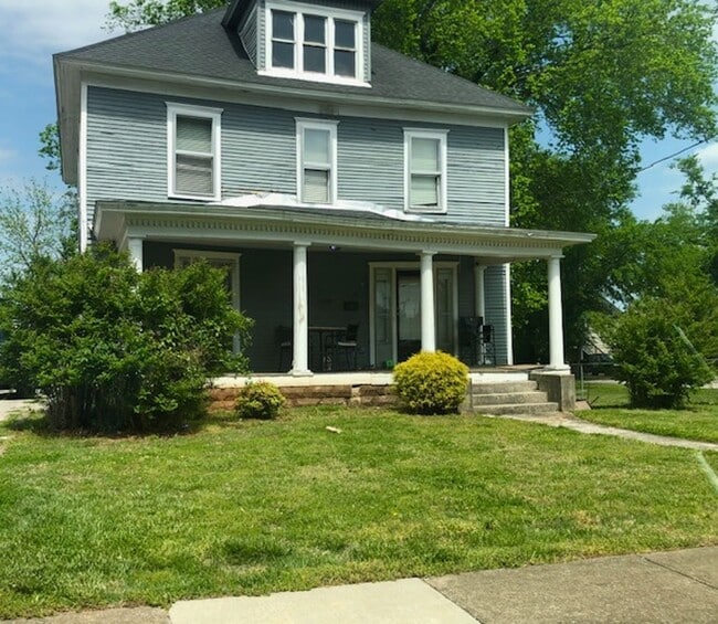 Building Photo - 4 BEDROOM 2 1/2 BATH NEAR WKU CAMPUS