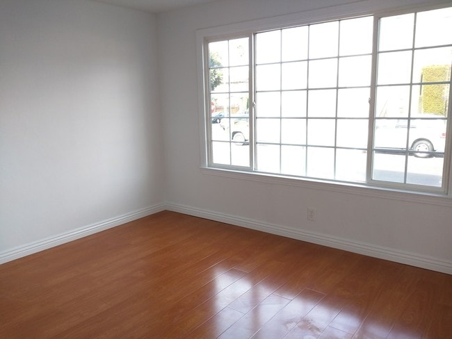 Building Photo - 439 N Claremont St Unit Apt 1