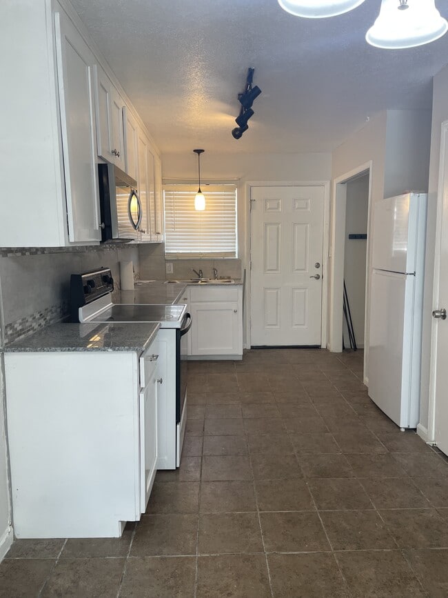 Photo - 107 Lakeside Cir