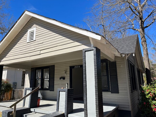 Building Photo - **UPCOMING**Total Electric**4 Bedroom / 2 ... Rental