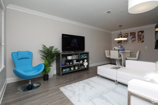 1BR, 1BA - 750 SF