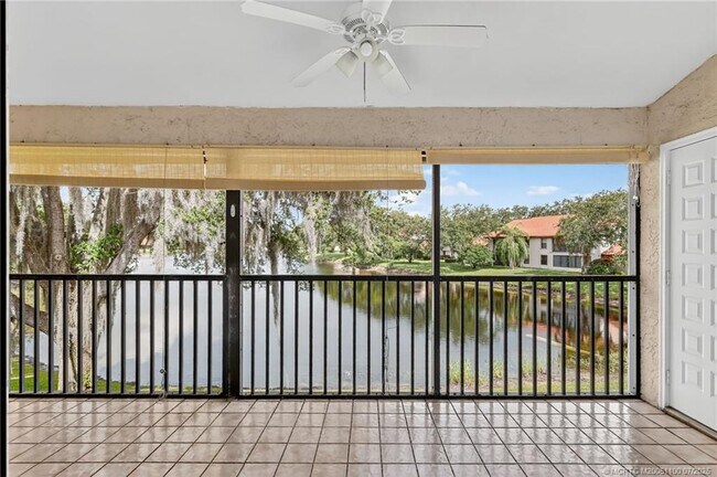 Building Photo - 6060 SE Martinique Dr Unit 202