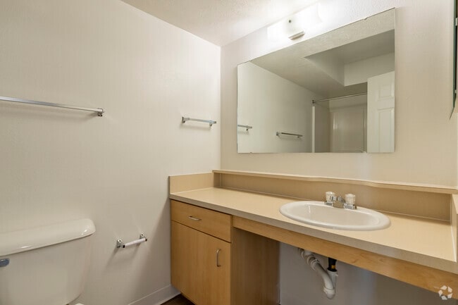 1BD, 1BA - 732SF - Traditional - Bathroom