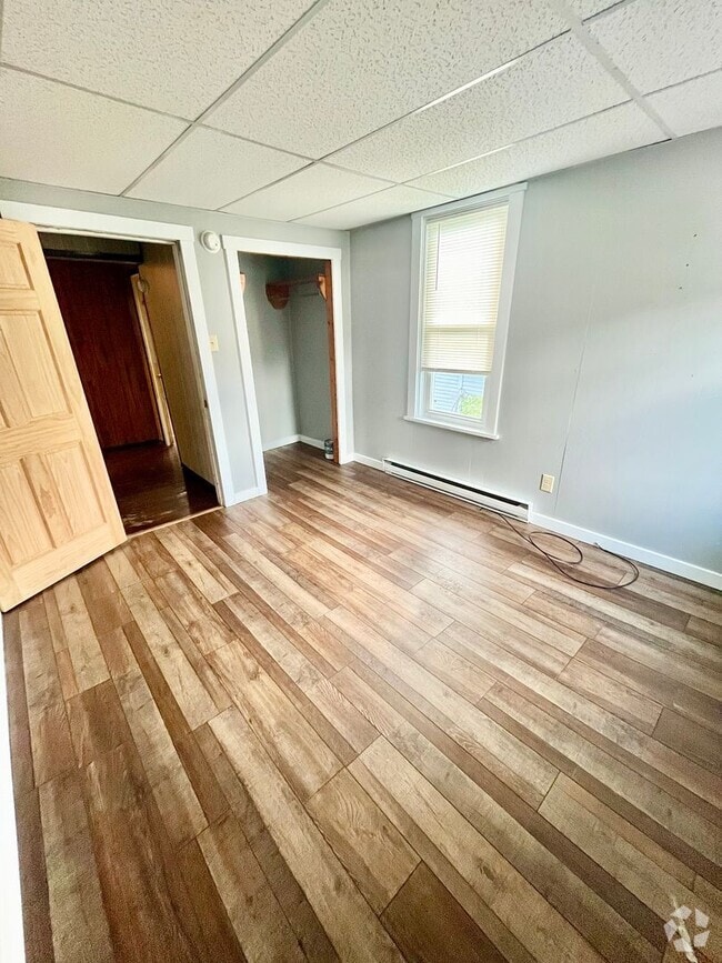 Building Photo - 380 Walnut St Unit 2 Rental