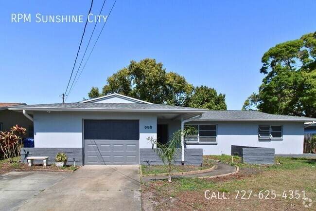 Building Photo - Charming 2+1 Bedroom Home with stunning wa...