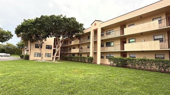 Building Photo - 3396 Foxcroft Rd Unit 114