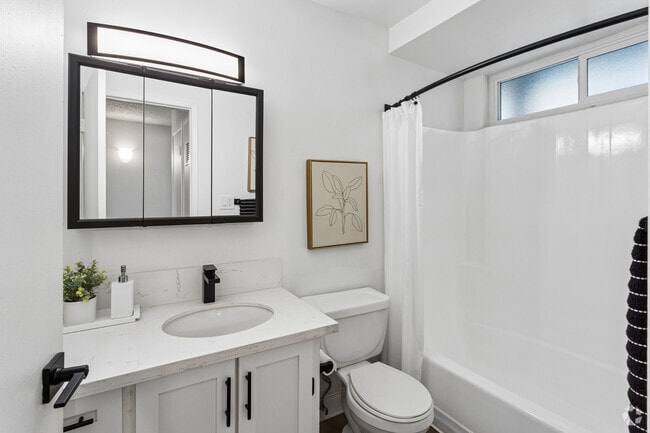 1BR, 1BA - 640SF - Bathroom