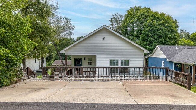 Photo - 619 Midlake Dr NE