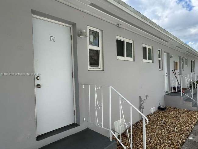 Photo - 885 SW 29th Ave Unit 4