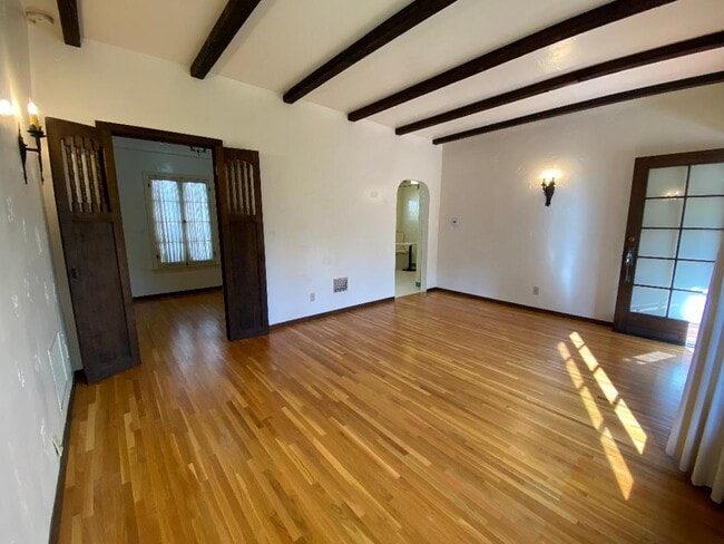 LIVING ROOM TO BEDROOM AND KITCHEN - 1841 Kelton Ave Unit 1841-B