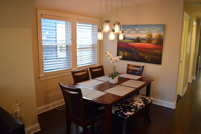 Building Photo - 3538 N Hoyne Ave Unit 2F